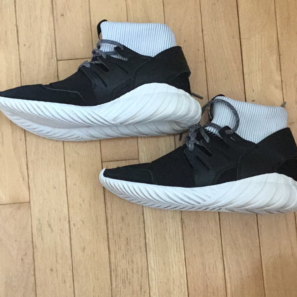 Adidas tubular size 9